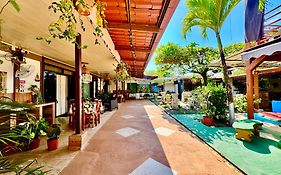 Villas Ela en Bahía Ballena Uvita hermosas habitaciones privadas grandes, cerca de playa con piscina,cocina,jacuzzi,aire acondicionado,tv, baño privado,parqueo gratis y terraza
